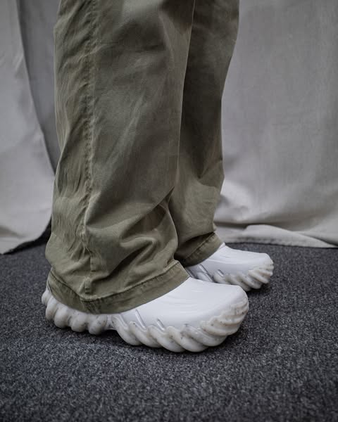 Crocs avalynė dėvima kasdienėje aplinkoje