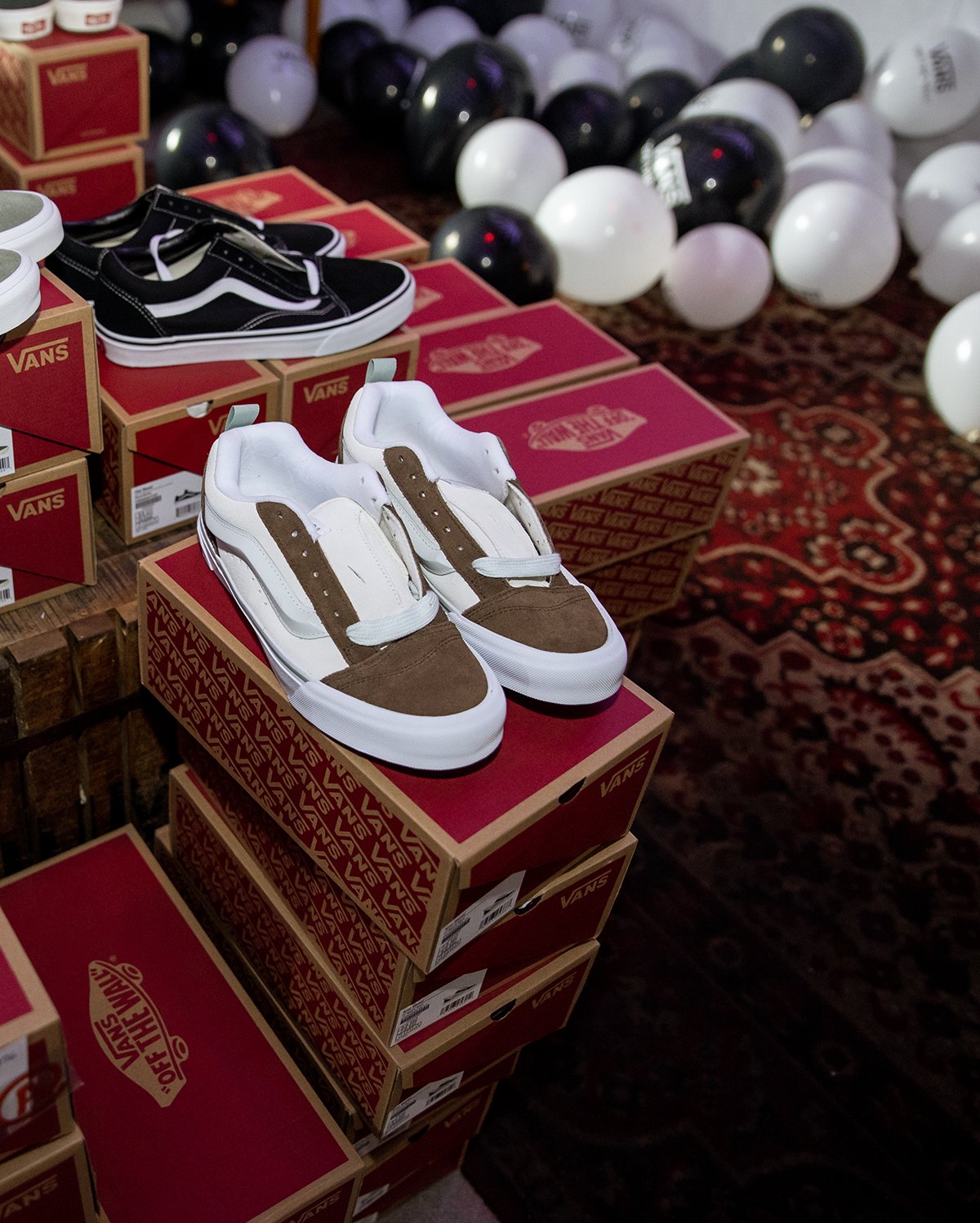 Vans sportbačiai eksponuojami ant dėžių