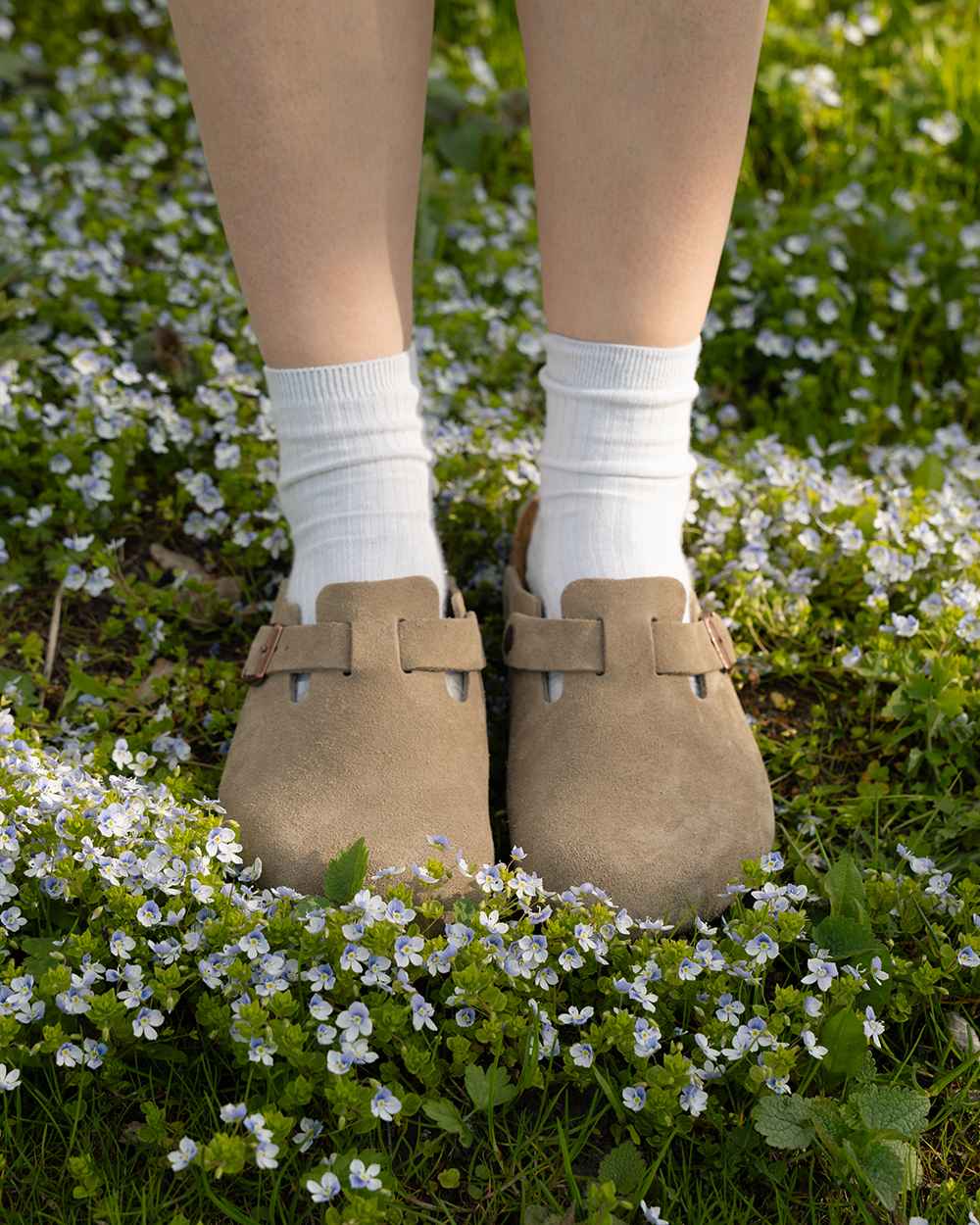 Birkenstock Boston zomšiniai vasaros batai ant žolės