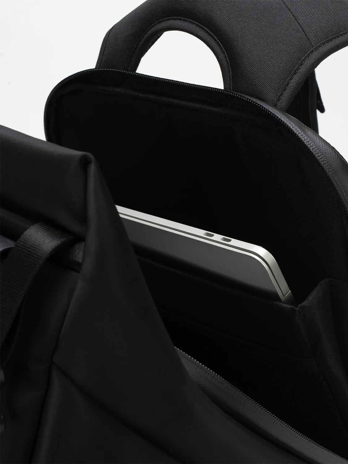 Côte&Ciel Bag Saru Sleek Black - ADV Store
