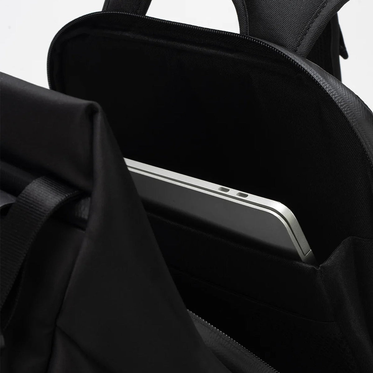 Côte&Ciel Bag Saru Sleek Black - ADV Store